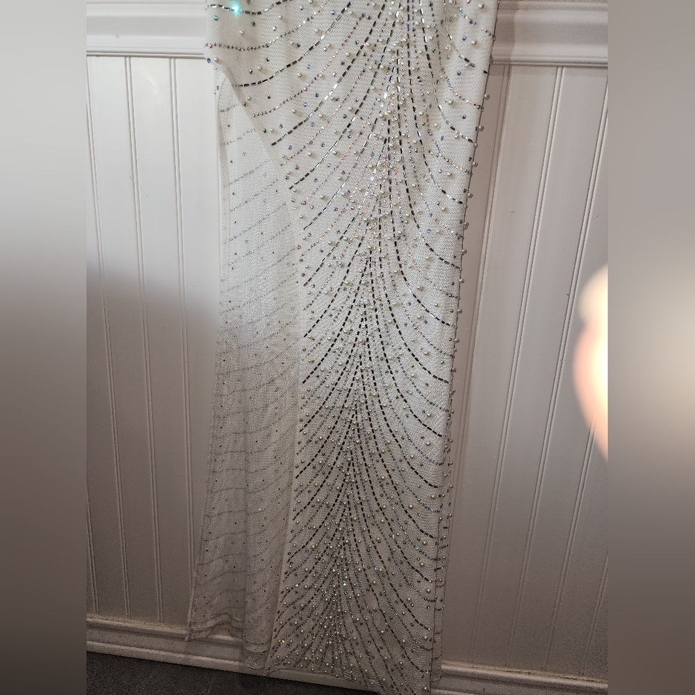 NWT Windsor Formal White Gown Dress W/ Rhinestones & Pearls Size M - Picture 5 of 9